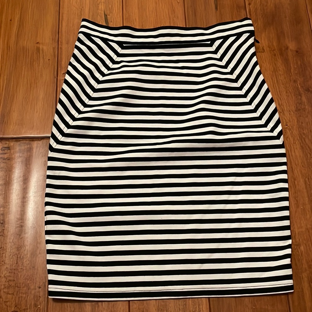 Beautiful Black & White Horizontal Stripe Skirt - side zipper - Size Medium